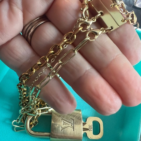 LOUIS VUITTON LOCK & KEY ON NON-LOUIS VUITTON 3 chain necklace - Picture 4 of 8